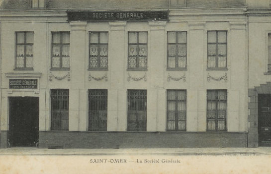 On peut voir ici la façade de la banque,qui se situait sur la droite en venant de la rue Ste Aldegonde,avant qu'elle ne déménage dans les années 1920 sur la grande place dans des locaux plus spacieux. 